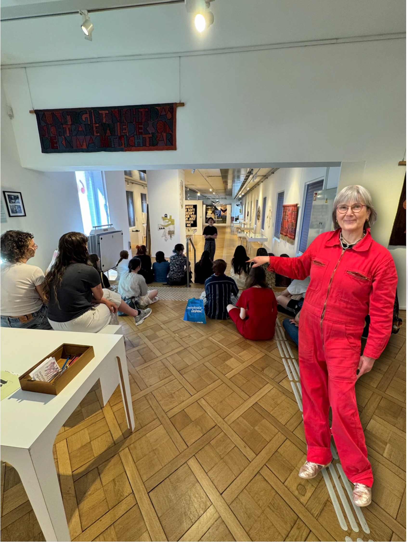 Projektleiterin Sanja Zivo von „Demokratie to go“ mit Schülerinnen und Schülern der Käthe-Kollwitz-Schule Offenbach zu Besuch im Klingspor Museum.