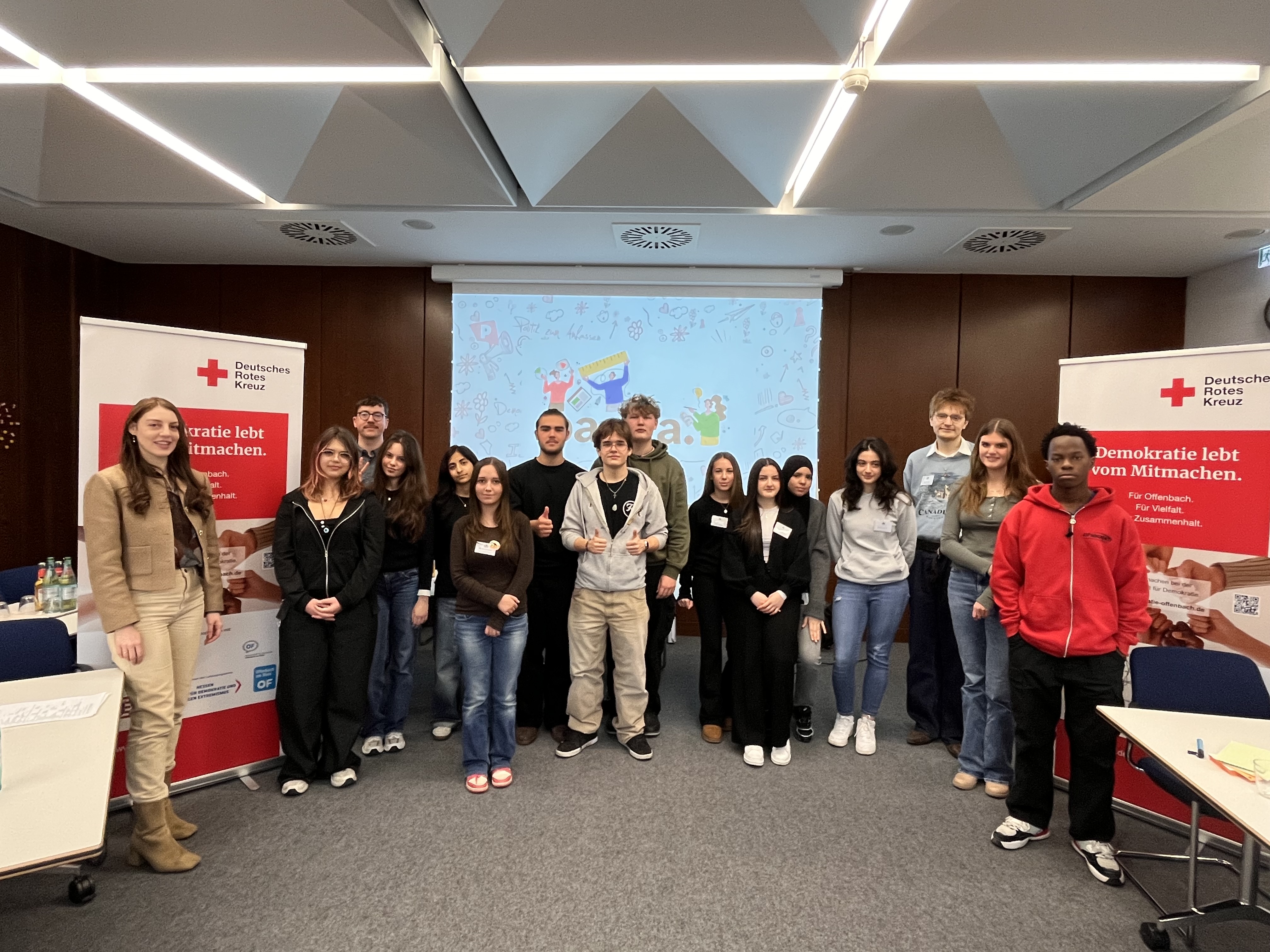Mitglieder des Kinder- und Jugendparlaments Offenbach sowie Schülerinnen und Schüler der Schillerschule haben eigenständig den Fragebogen entwickelt und stehen für ein Gruppenfoto zusammen. 