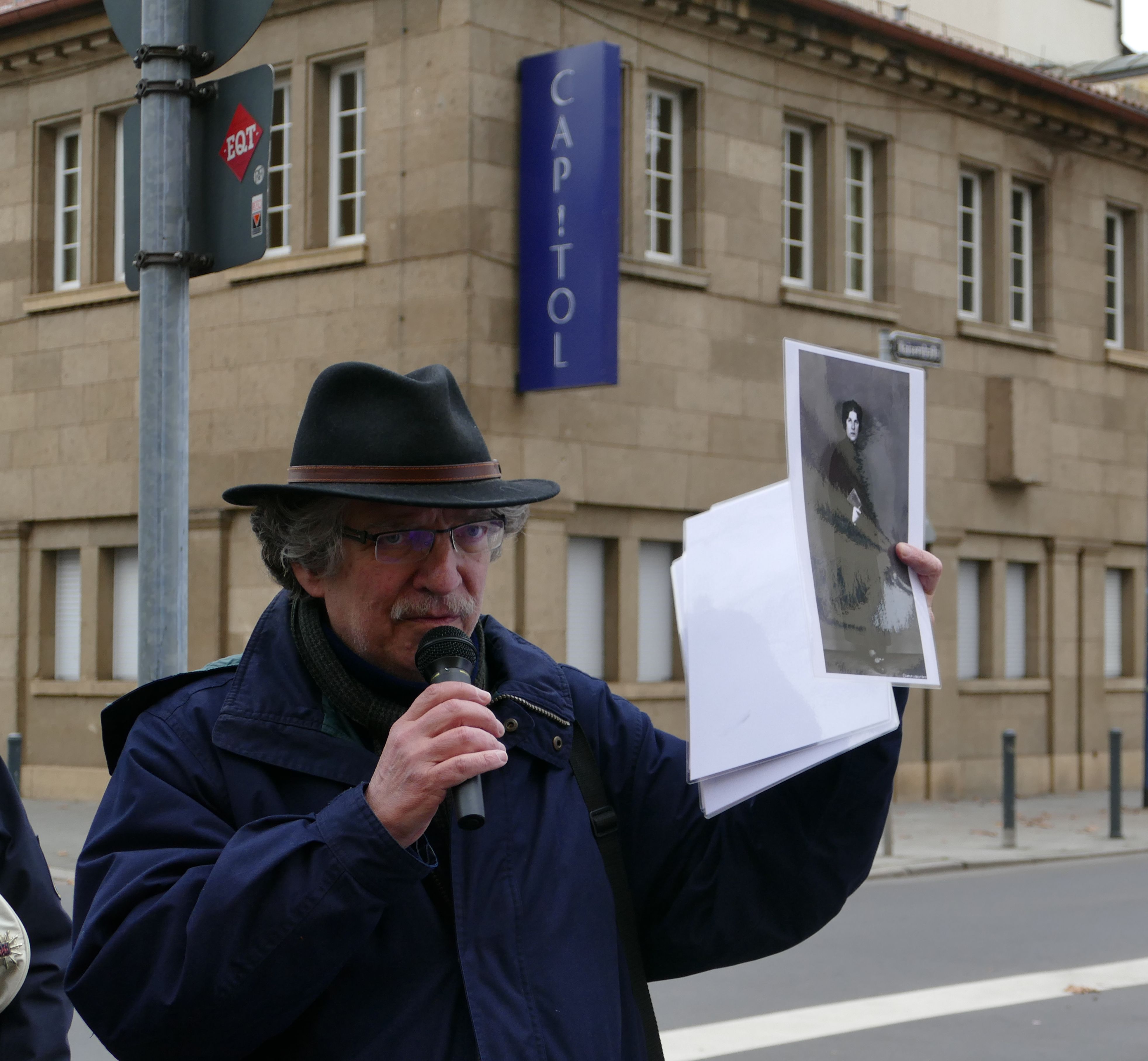Anton Jakob Weinberger mit einem Bild der in Offenbach ordinierten Rabbinerin Regina Jonas vor dem Capitol Theater in der Kaiserstraße